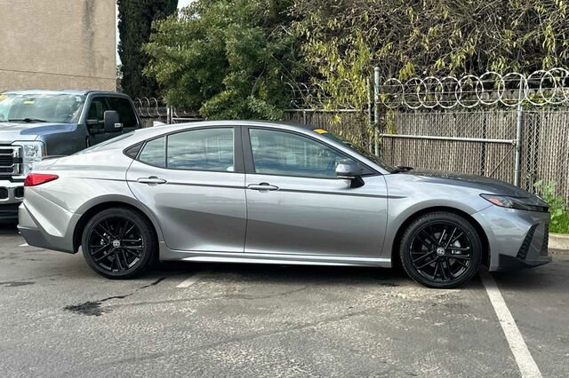 Used 2025 Toyota Camry SE image 7