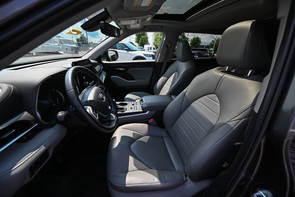 Used 2024 Toyota Highlander XLE AWD/4WD image 17