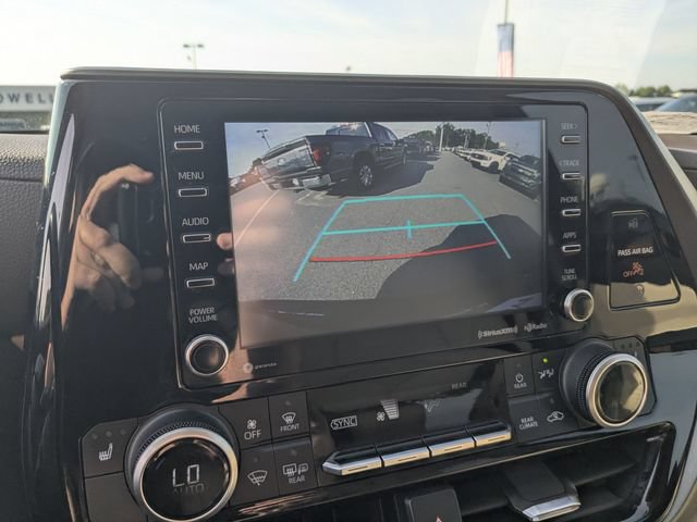Used 2021 Toyota Highlander XLE AWD/4WD image 16