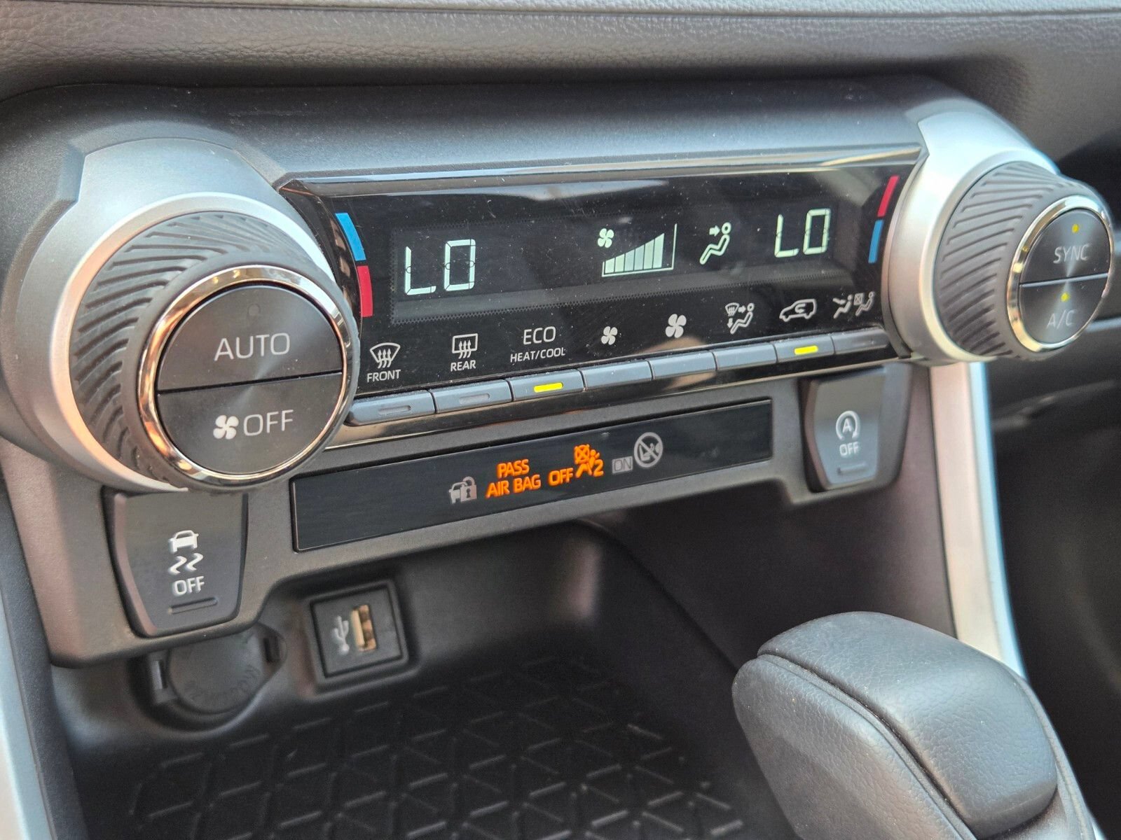Used 2025 Toyota RAV4 XLE FWD image 22