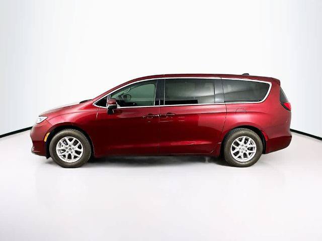 Used 2023 Chrysler Pacifica Touring-L FWD image 3