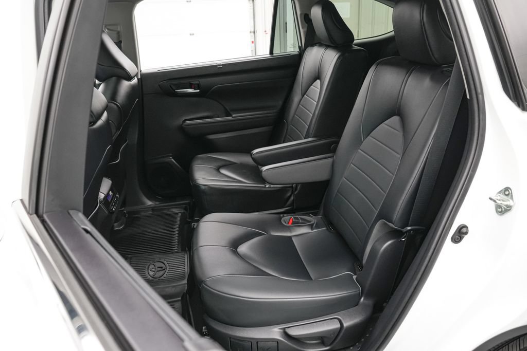 Used 2023 Toyota Highlander XLE AWD/4WD image 19