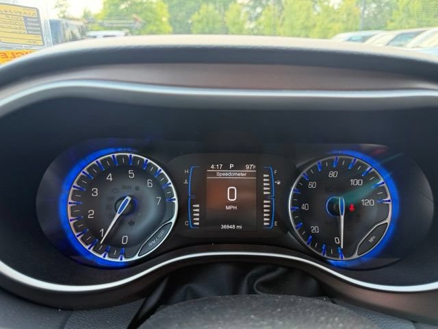 Used 2017 Chrysler Pacifica Touring-L FWD image 9