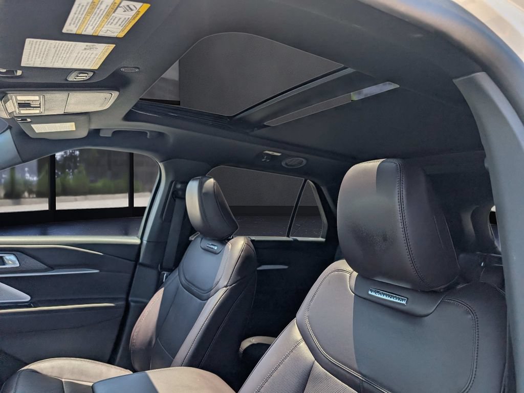 Certified 2025 Ford Explorer Platinum RWD image 29