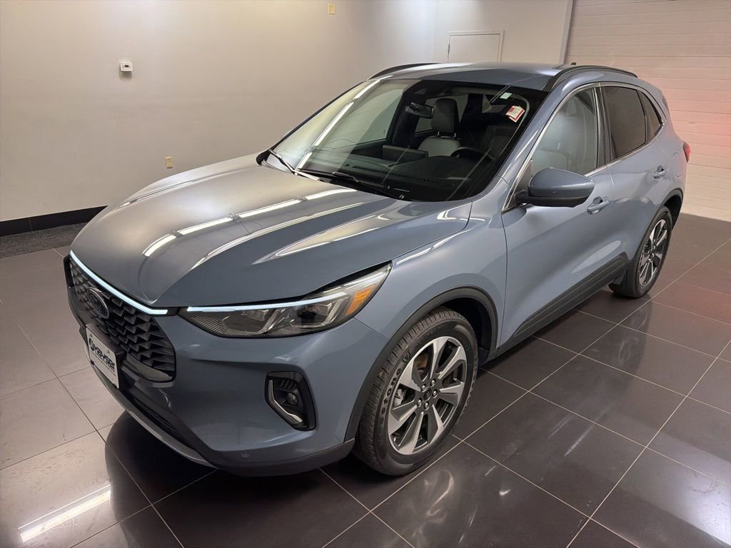 Certified 2023 Ford Escape Platinum AWD/4WD image 3