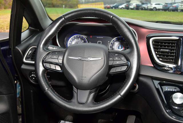 Used 2020 Chrysler Pacifica Touring-L image 39