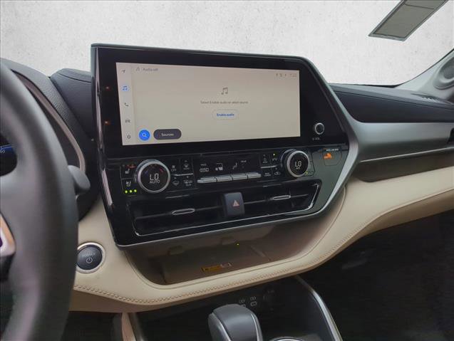 Used 2024 Toyota Highlander Limited image 14