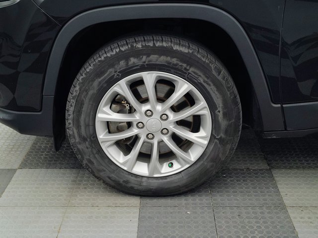 Used 2019 Jeep Cherokee Latitude w/ Cold Weather Group AWD/4WD image 12