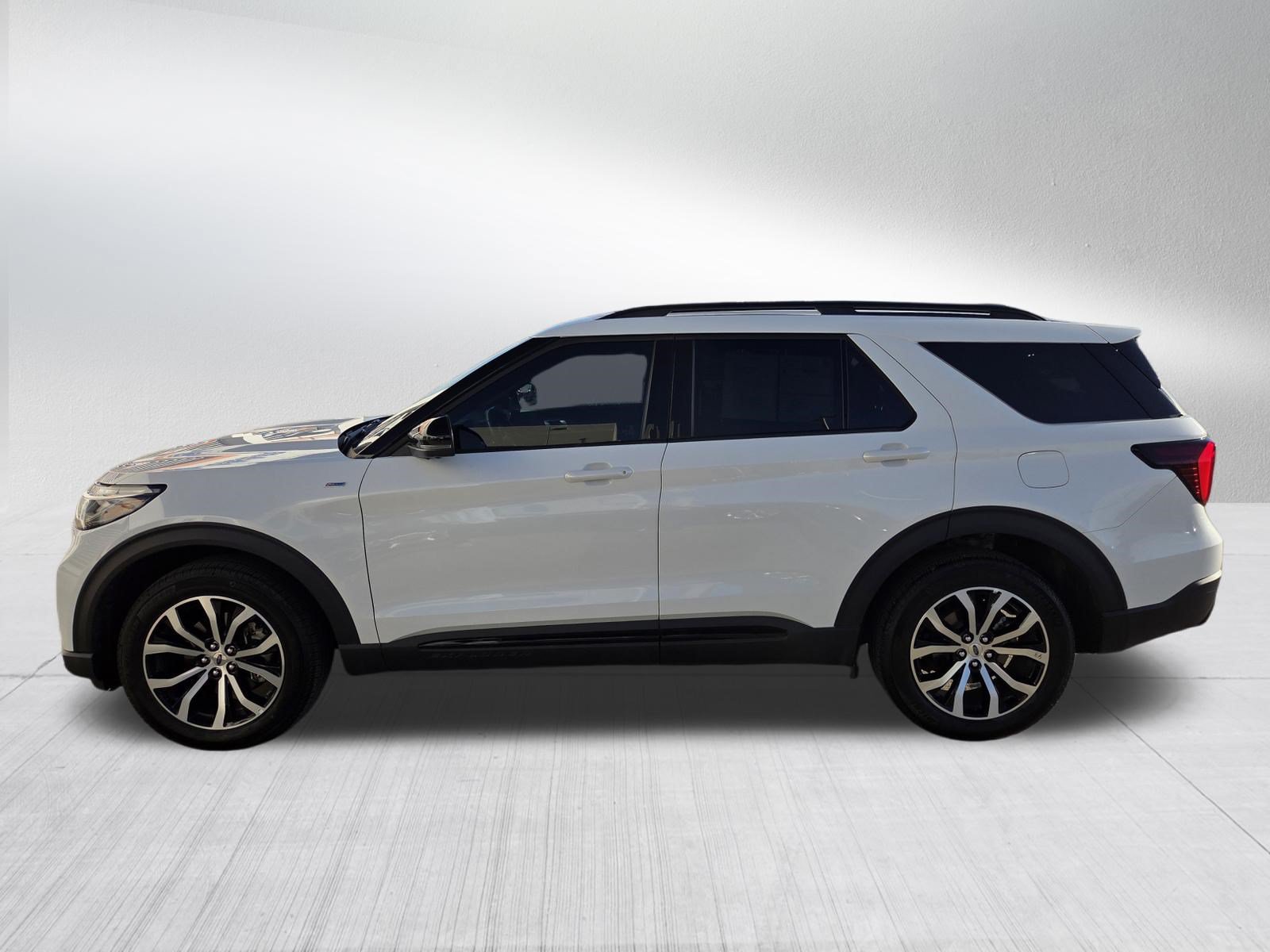 Certified 2025 Ford Explorer ST-Line AWD/4WD image 4