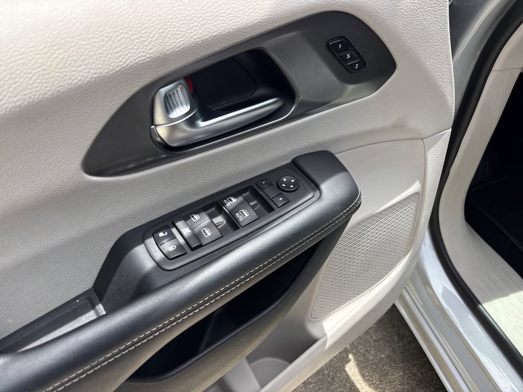 Used 2024 Chrysler Pacifica Touring-L FWD image 17