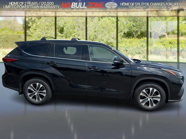 Used 2022 Toyota Highlander XLE AWD/4WD image 6