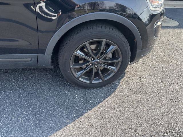 Certified 2018 Ford Explorer XLT w/ Equipment Group 202A AWD/4WD image 3