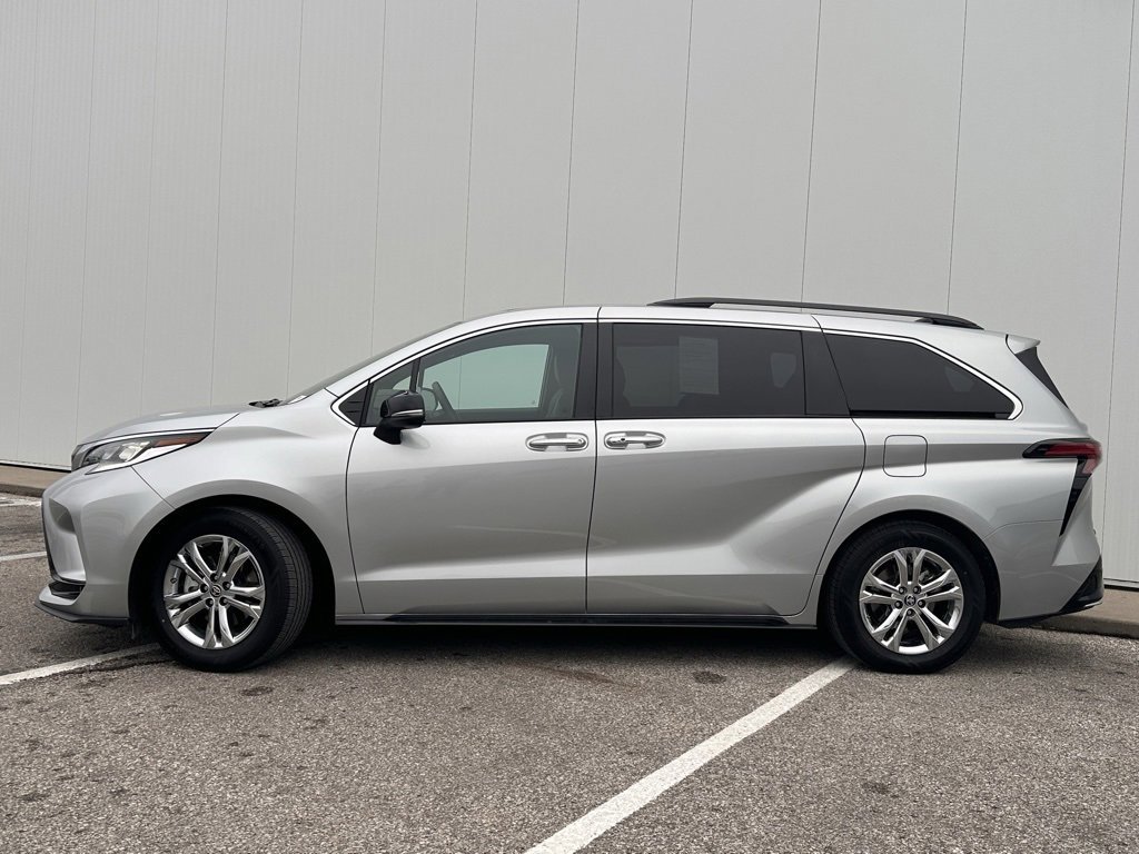 Used 2023 Toyota Sienna XSE image 5