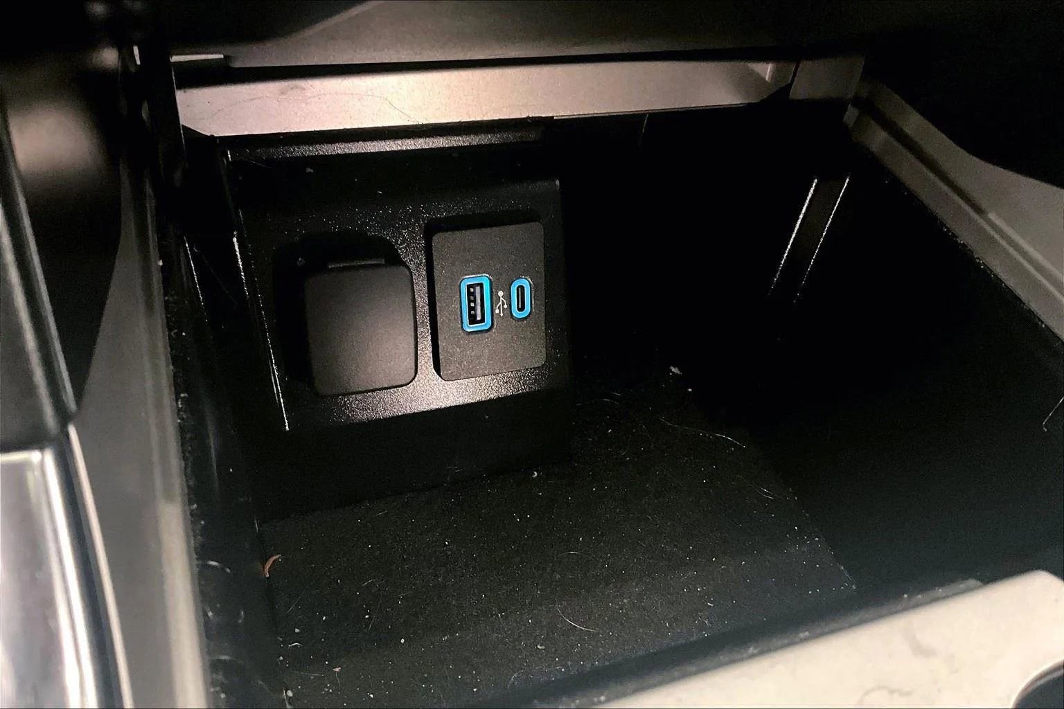 Certified 2022 Ford Explorer XLT w/ Equipment Group 202A image 32