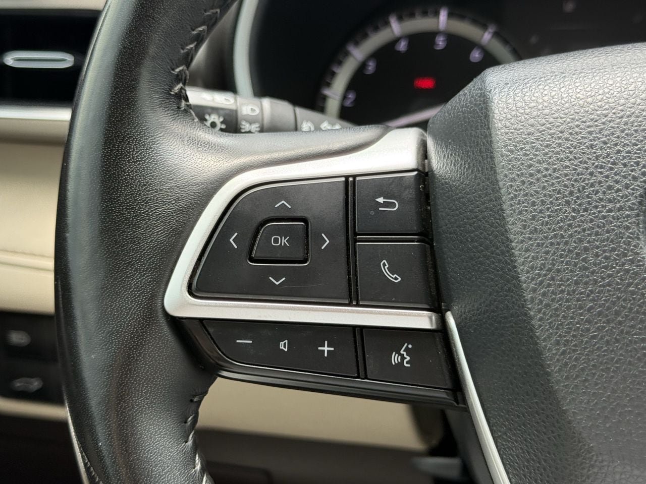 Used 2022 Toyota Highlander XLE FWD image 12