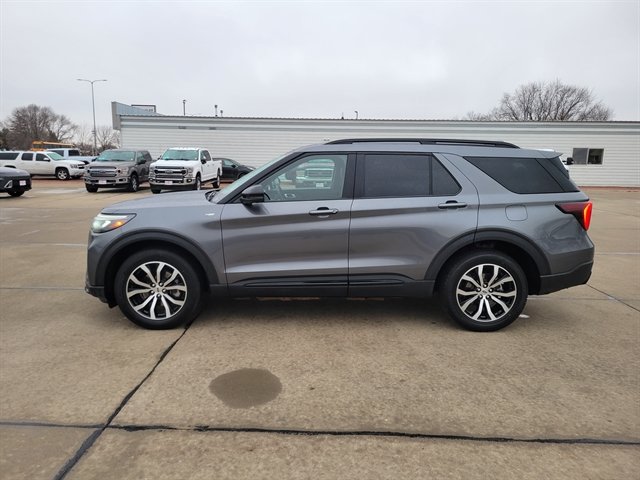 Certified 2025 Ford Explorer ST-Line AWD/4WD image 9