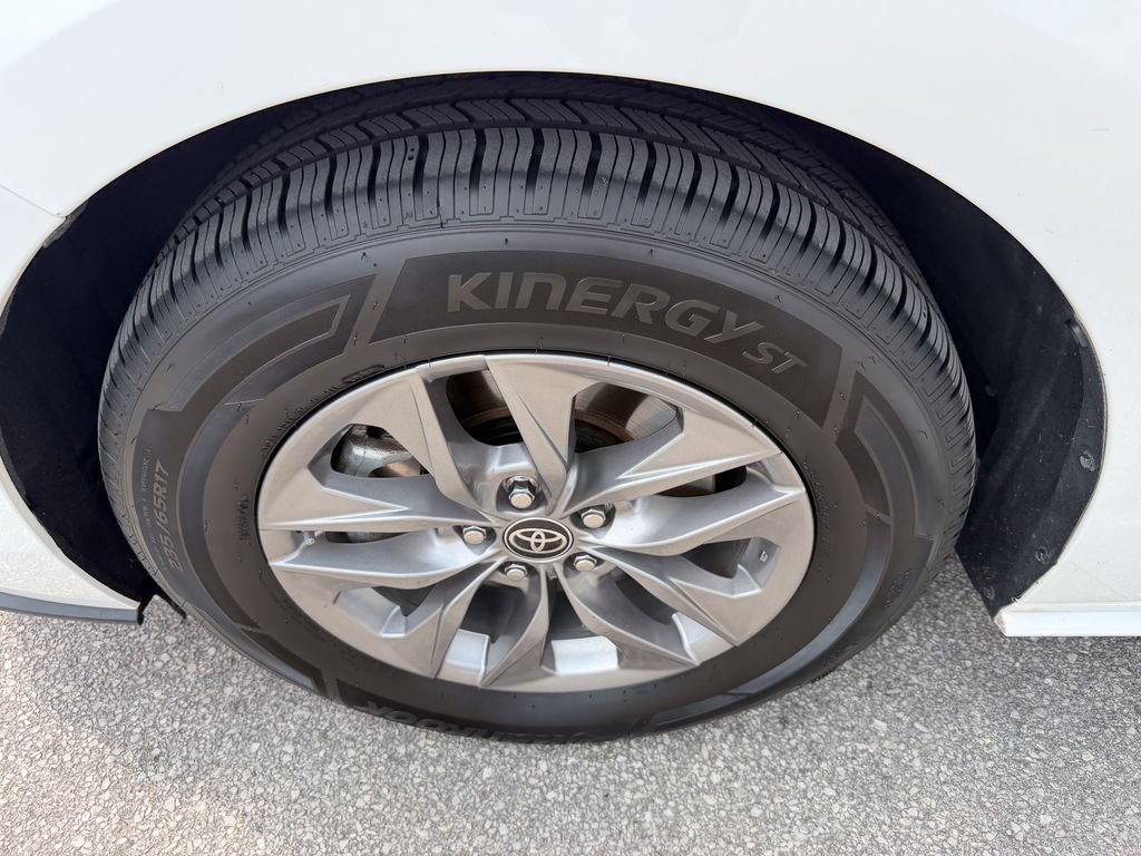 Used 2023 Toyota Sienna LE w/ LE Plus Package FWD image 34