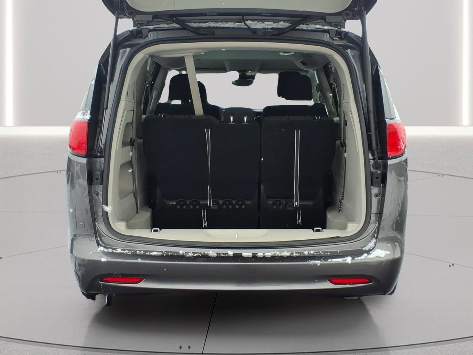 Used 2023 Chrysler Voyager LX image 7