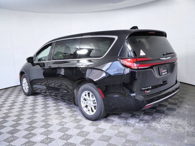 Used 2025 Chrysler Pacifica Select FWD image 6
