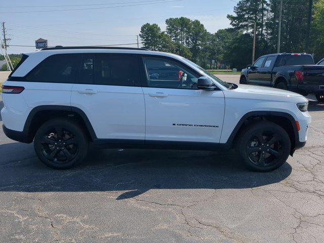 Used 2023 Jeep Grand Cherokee Limited w/ Luxury Tech Group II AWD/4WD image 3