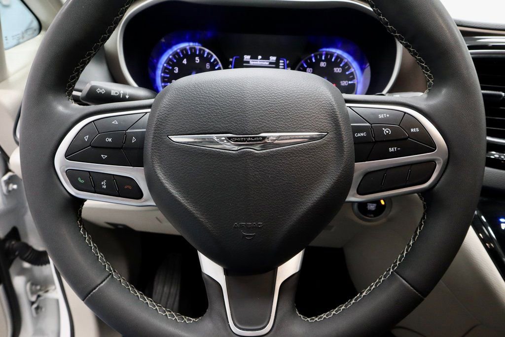 Used 2023 Chrysler Voyager LX image 32