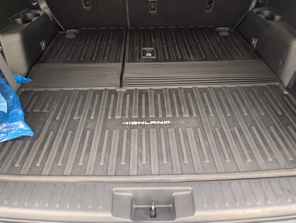 Used 2021 Toyota Highlander XLE FWD image 32