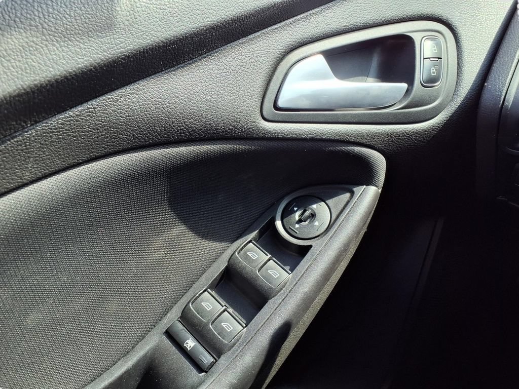 Certified 2018 Ford Focus SE w/ SE Appearance Package FWD image 23