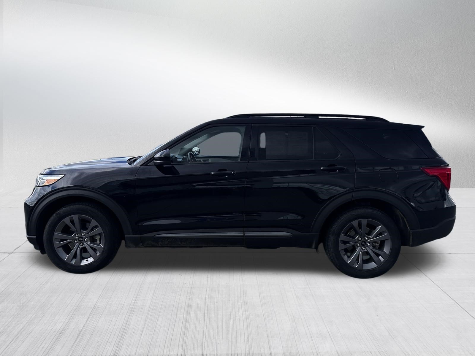 Certified 2022 Ford Explorer XLT w/ Equipment Group 202A AWD/4WD image 4