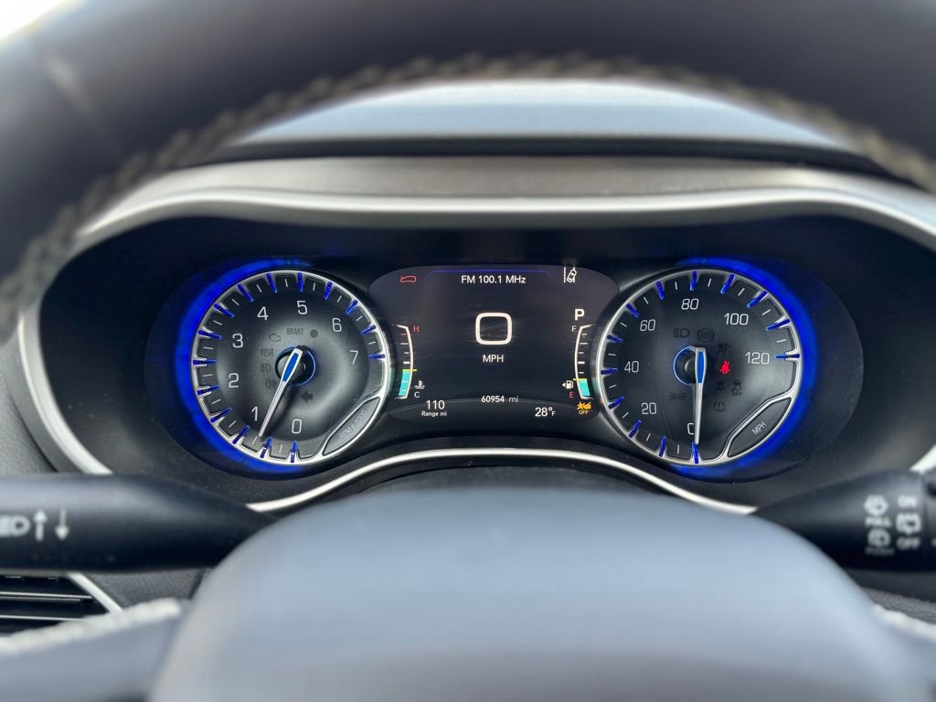 Used 2023 Chrysler Pacifica Touring-L image 21