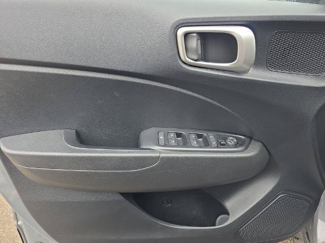 Used 2023 Hyundai Venue SEL FWD image 17