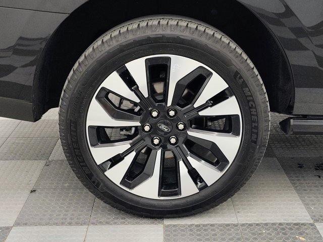 Certified 2025 Ford Expedition Platinum w/ Driver's Package AWD/4WD image 20