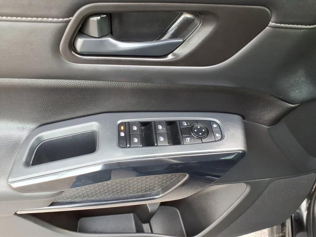 Used 2025 Nissan Pathfinder SV image 14