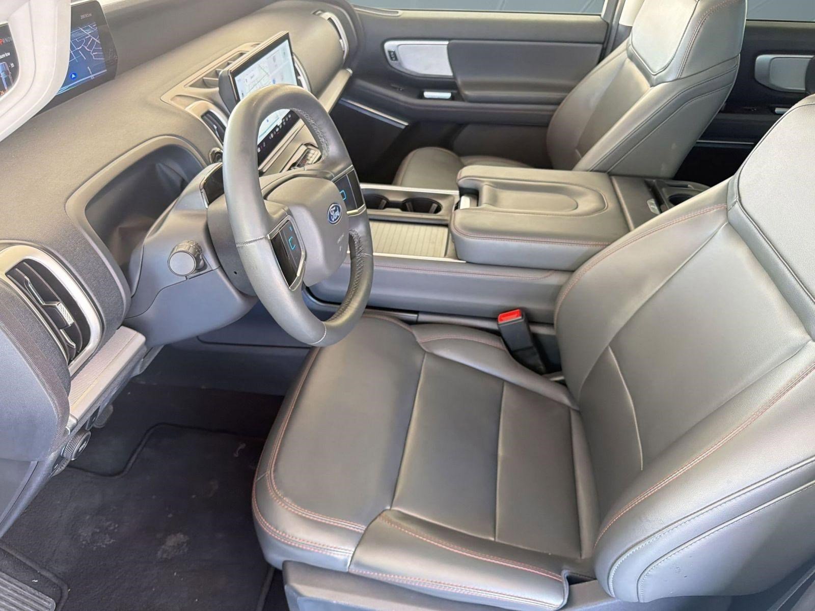 Certified 2025 Ford Expedition Active image 5