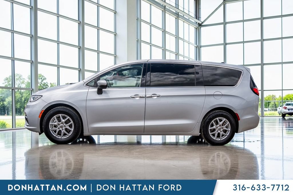 Used 2023 Chrysler Pacifica Touring-L FWD image 2