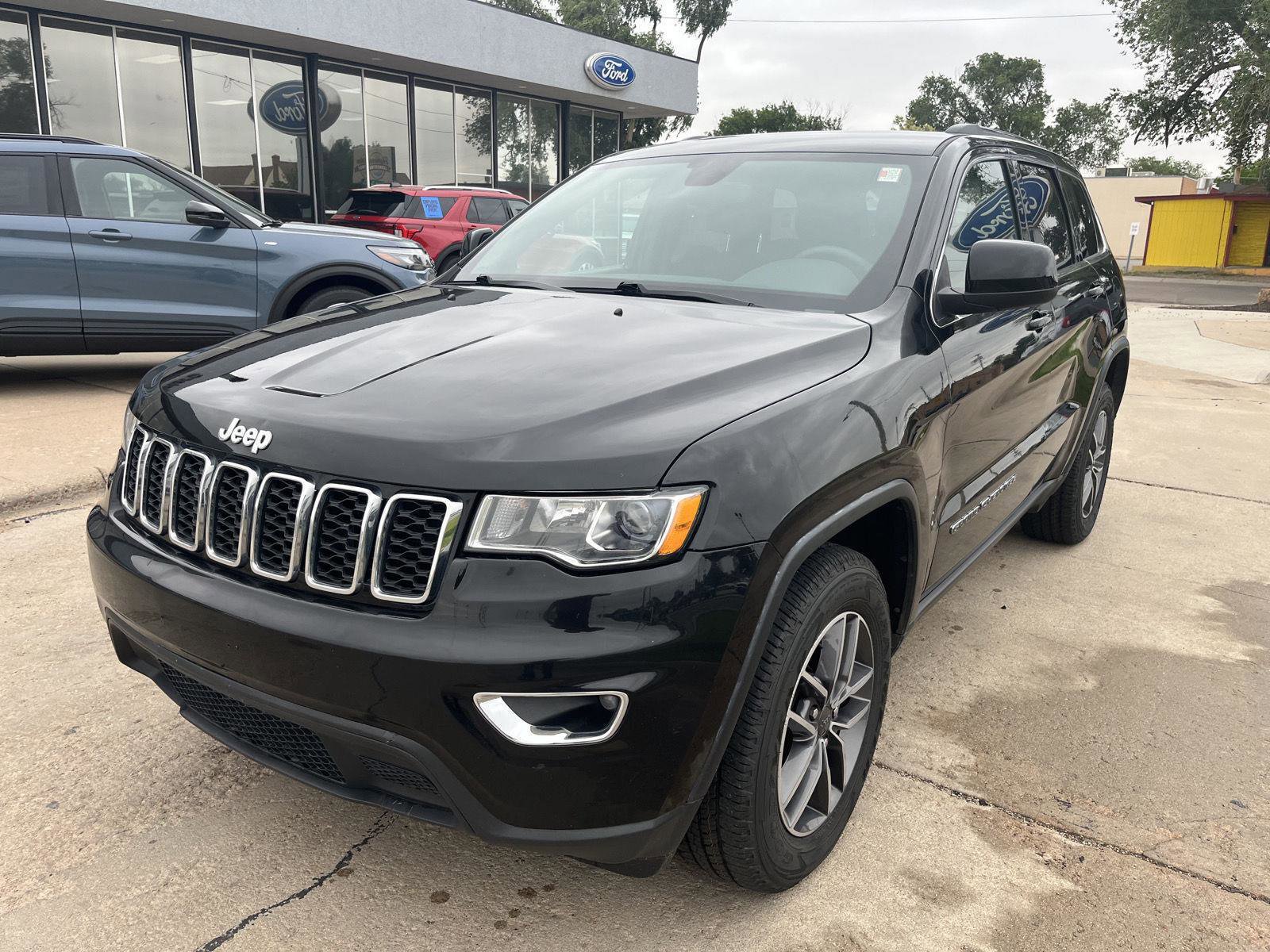 Used 2019 Jeep Grand Cherokee Laredo w/ 18" Wheel & 8.4" Radio Group AWD/4WD image 2