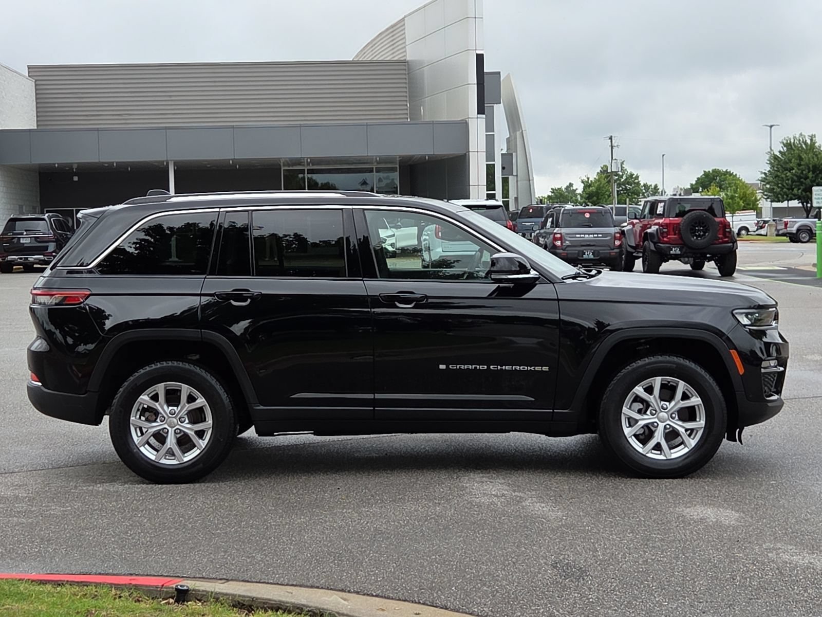 Used 2023 Jeep Grand Cherokee Limited w/ Luxury Tech Group II AWD/4WD image 6