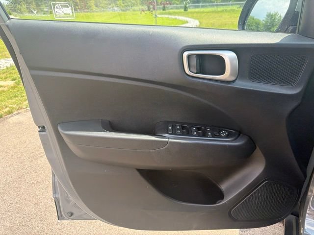 Used 2021 Hyundai Venue SE FWD image 14