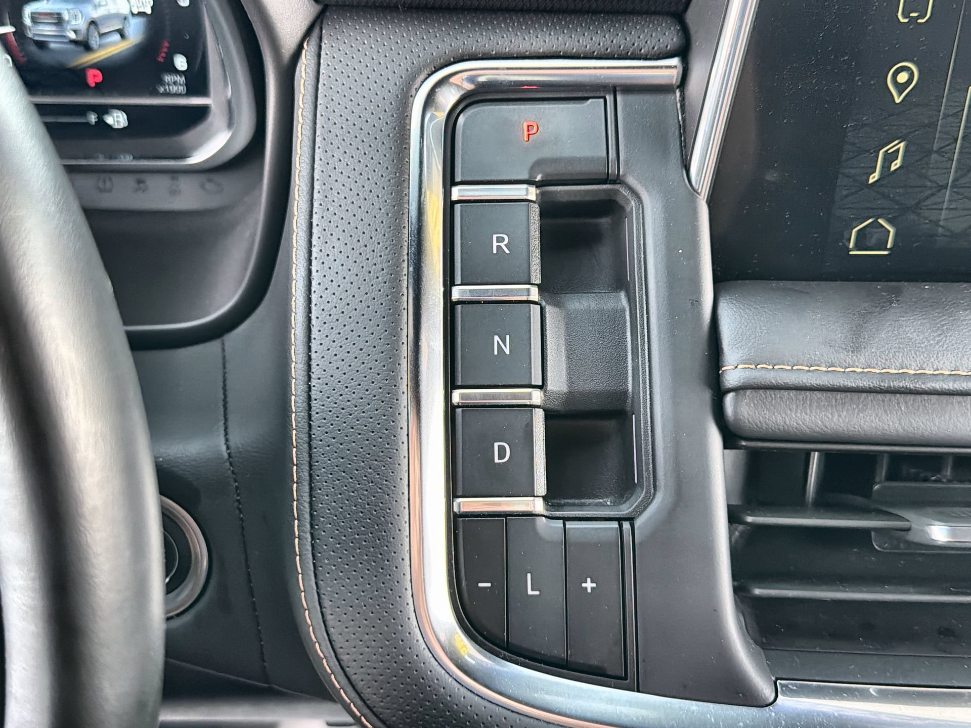 Used 2024 GMC Yukon AT4 w/ Technology Package AWD/4WD image 20