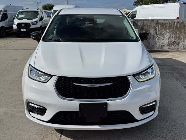 Used 2024 Chrysler Pacifica Limited FWD image 2
