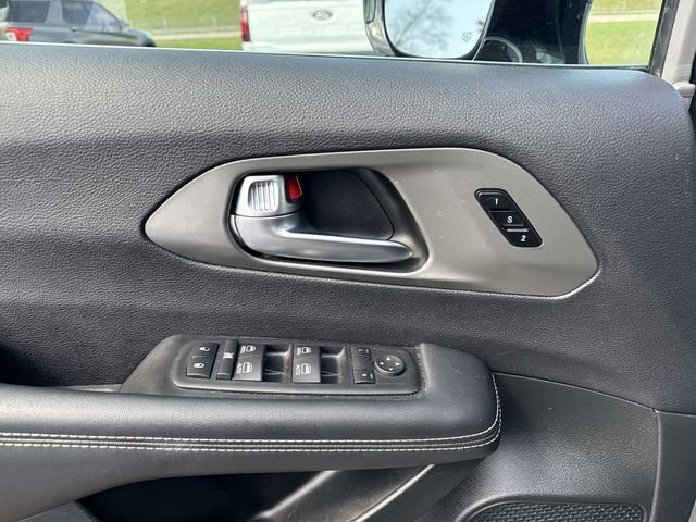 Used 2025 Chrysler Pacifica Select image 20