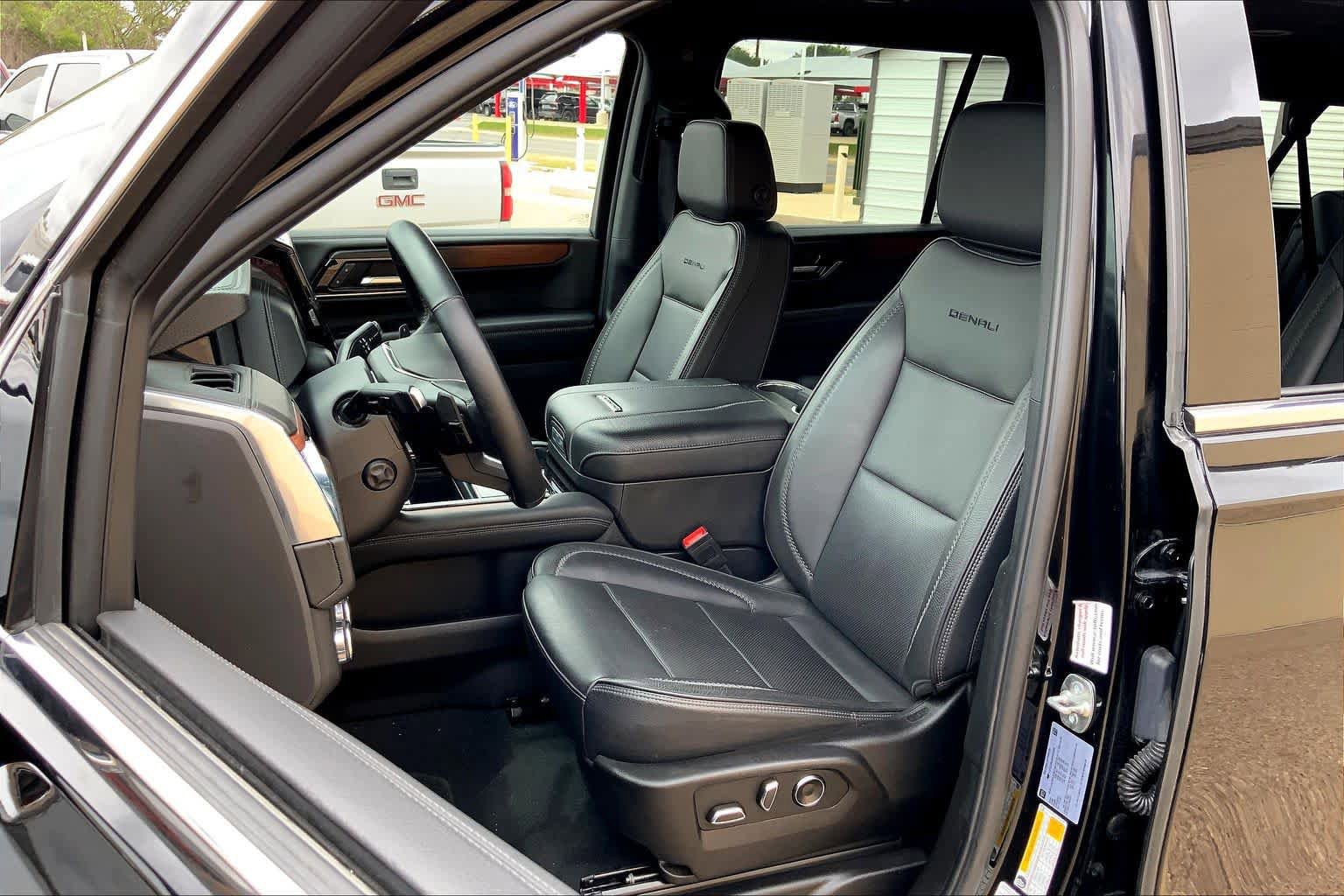 Used 2025 GMC Yukon XL Denali AWD/4WD image 8