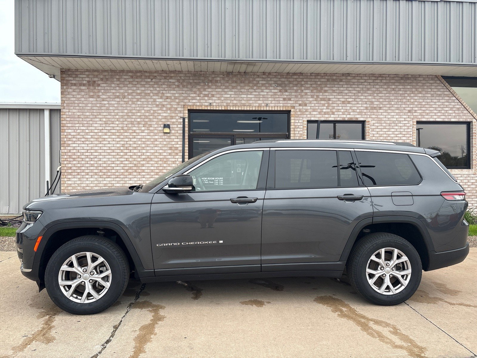 Used 2022 Jeep Grand Cherokee L Limited w/ Luxury Tech Group II AWD/4WD image 2