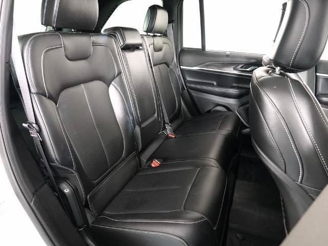 Used 2025 Jeep Grand Cherokee Limited w/ Luxury Tech Group II AWD/4WD image 17