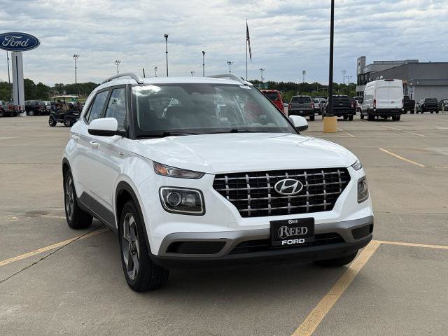 Used 2024 Hyundai Venue SEL FWD image 2
