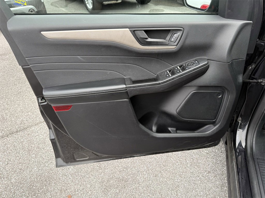 Certified 2022 Ford Escape SE w/ SE Sport Appearance Package image 17