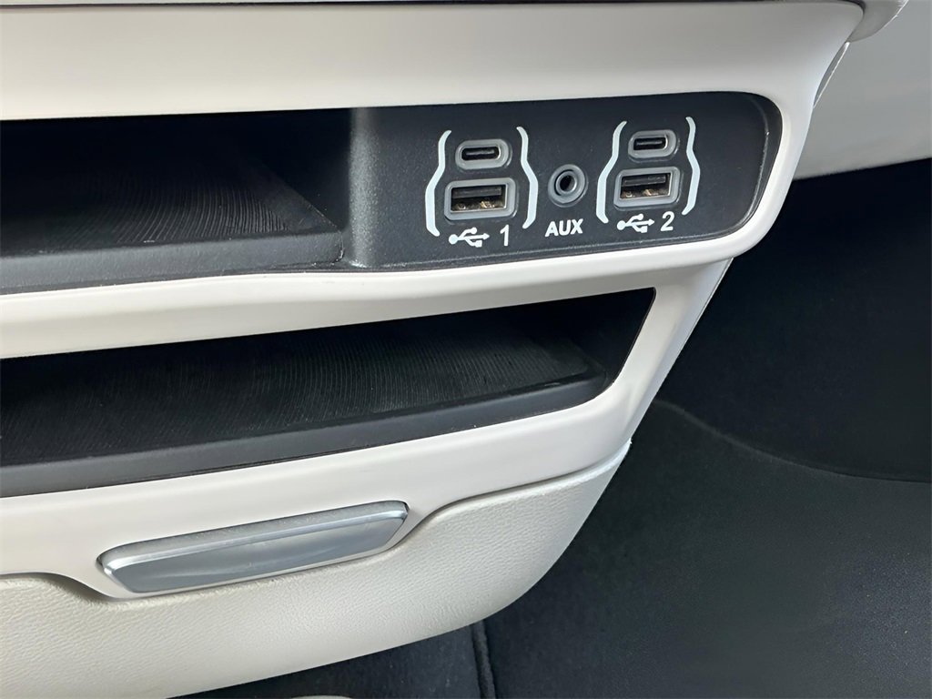 Used 2023 Chrysler Pacifica Touring-L image 35