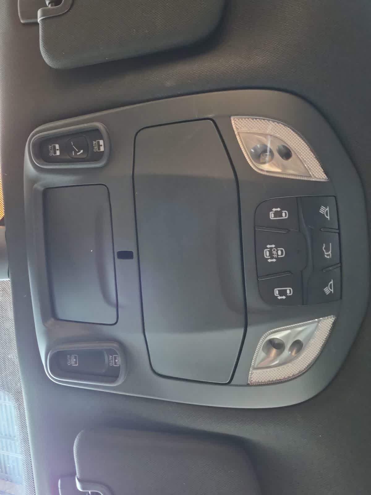 Used 2025 Chrysler Pacifica Limited FWD image 25