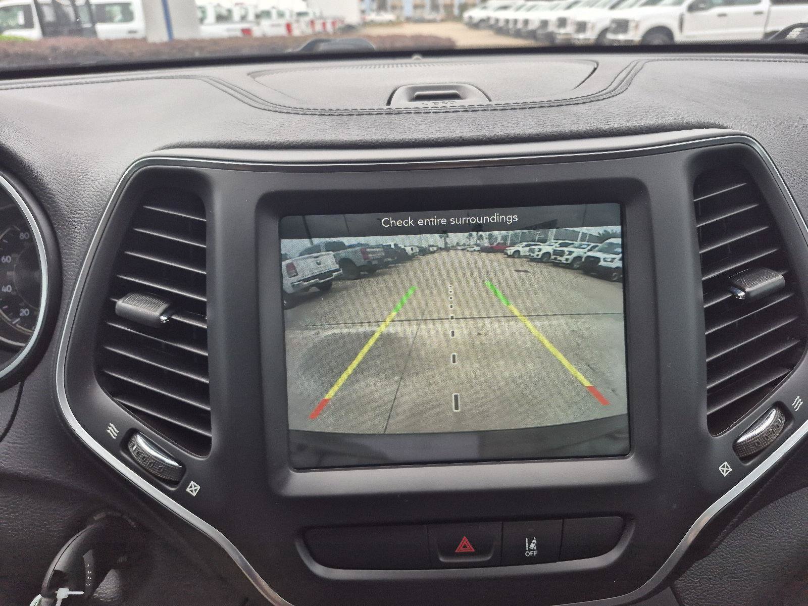 Used 2022 Jeep Cherokee Latitude AWD/4WD image 3