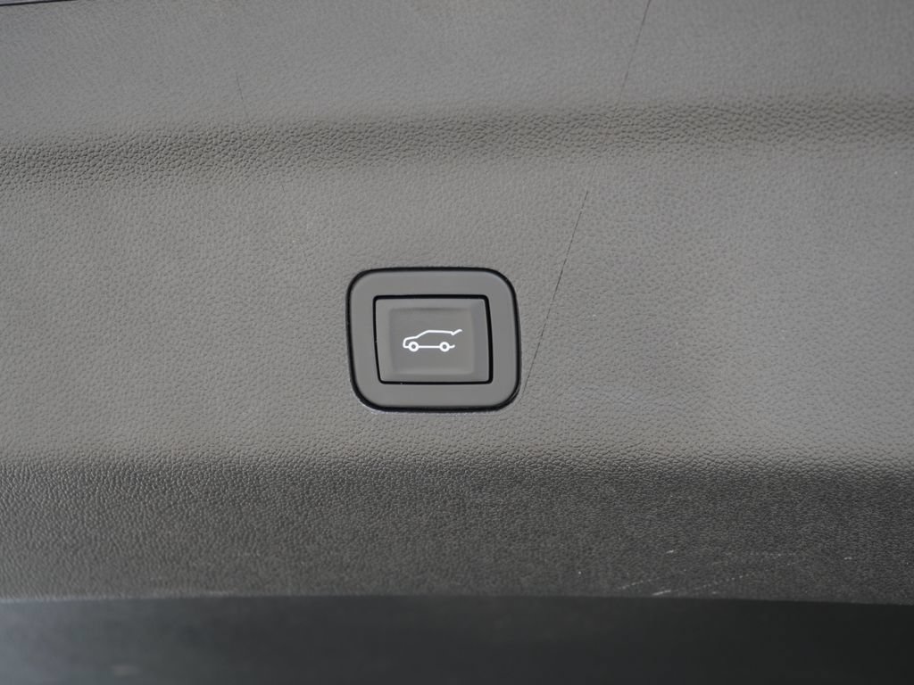 Used 2025 GMC Yukon XL Denali AWD/4WD image 15