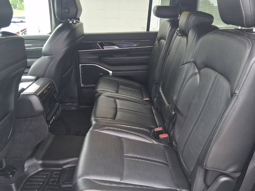 Used 2022 Jeep Wagoneer Series III AWD/4WD image 10